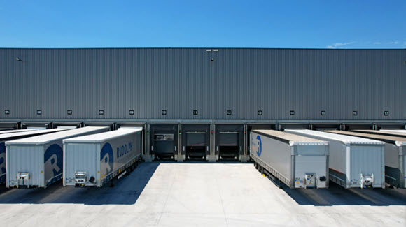 Distribution center bays with four trucks